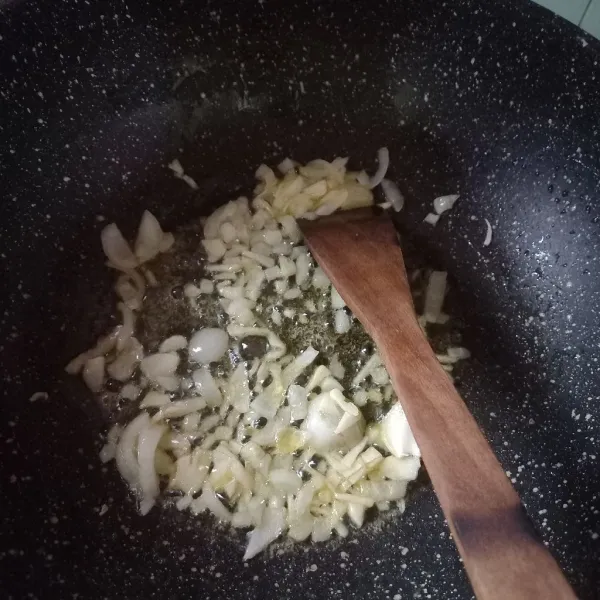 Buat saus bechemel. Lelehkan mentega, kemudian tumis bawang bombai dan bawang putih hingga harum.