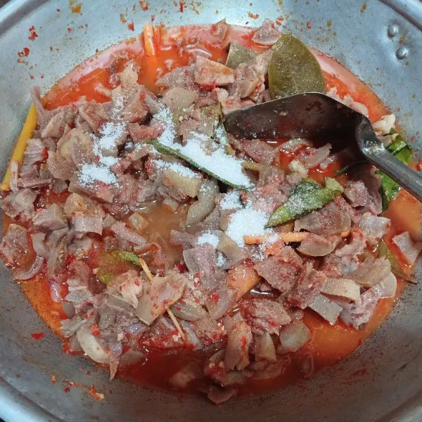 Masukkan cecek, beri air. Tambahkan garam, gula, kaldu jamur. Aduk rata.