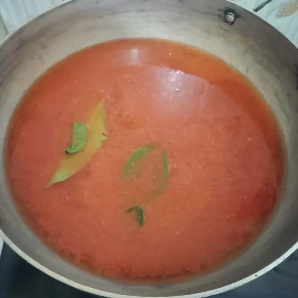 Masukkan air, bumbu yang sudah di haluskan, daun salam dan daun jeruk serta cabe merah giling, masak sampai mendidih.