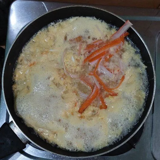 Masukkan crab stik, garam, kaldu jamur, lada dan sedikit pala.
