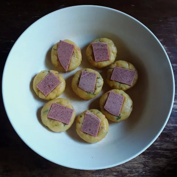 Ambil secukupnya adonan, bentuk bulat pipih, isi dengan daging burger atas dan bawahnya, tekan - tekan.