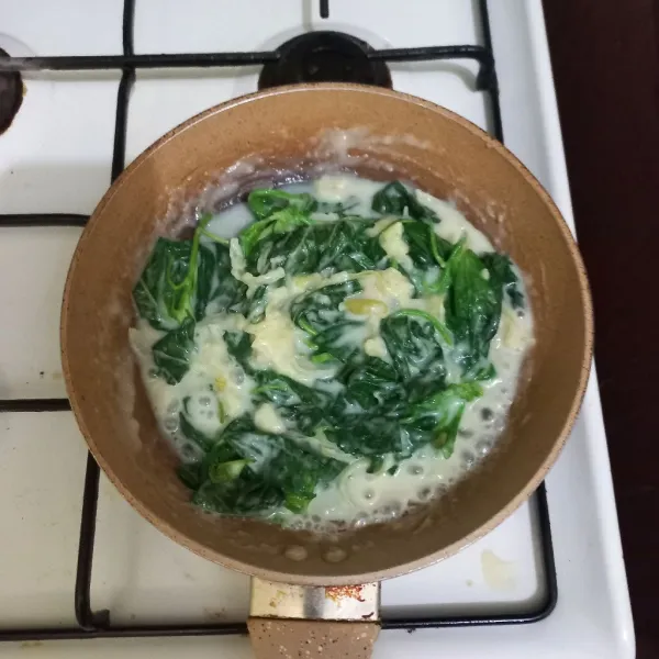 Masukkan daun bayam dan masak hingga layu, sisihkan.