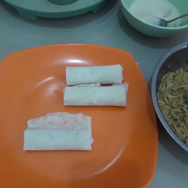 Gulung lumpia seperti amplop, lem menggunakan tepung basah. Lakukan hingga bahan habis.