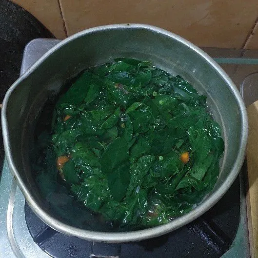 Masukkan daun katuk, tambahkan garam dan gula, masak hingga matang.