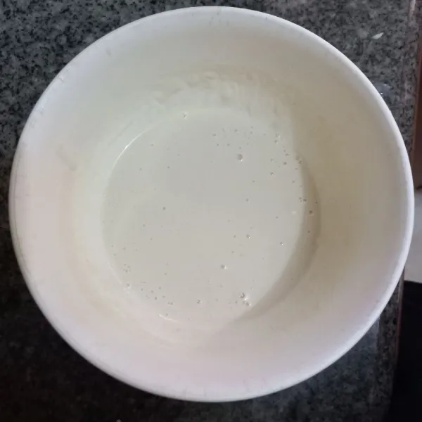 Campur tepung terigu dengan air secukupnya lalu aduk rata.
