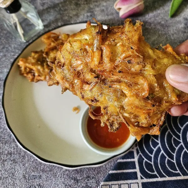 Kemudian sajikan di atas piring saji.