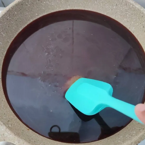 Masak diatas kompor hingga mendidih dan air menyusut.
