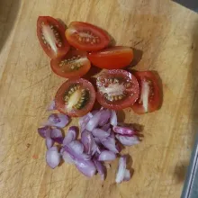 Iris bawang merah dan potong tomat.