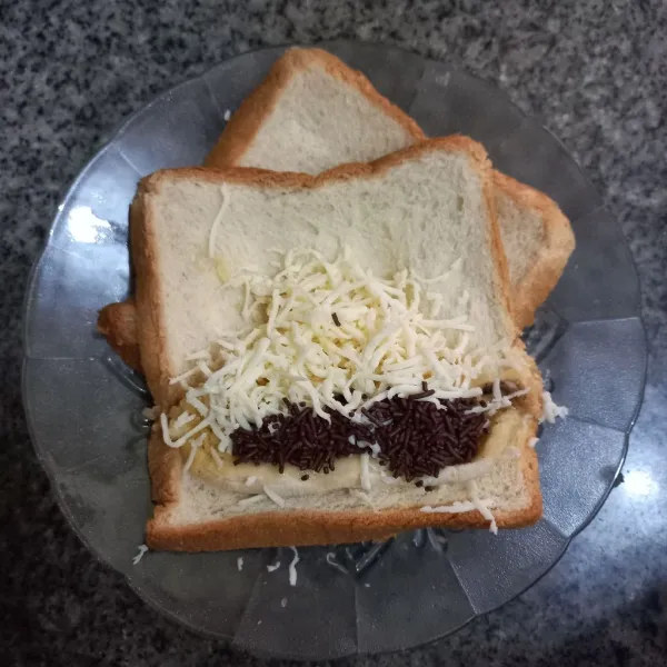 Tata pisang, keju parut dan cokelat meses secukupnya.