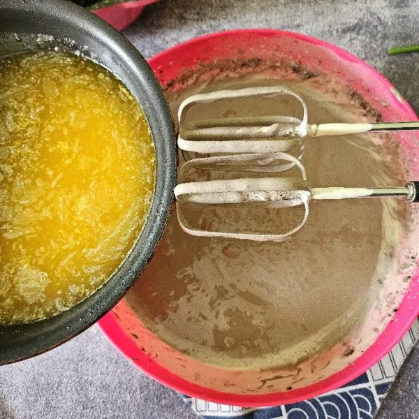 Setelah itu masukkan margarin yang sudah dilelehkan. Aduk balik dengan spatula.
