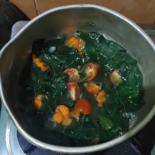 Koreksi rasa dan tambahkan tomat. Kemudian sajikan.