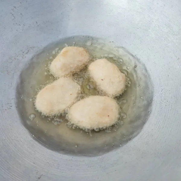 Kemudian goreng hingga matang, angkat dan tiriskan.