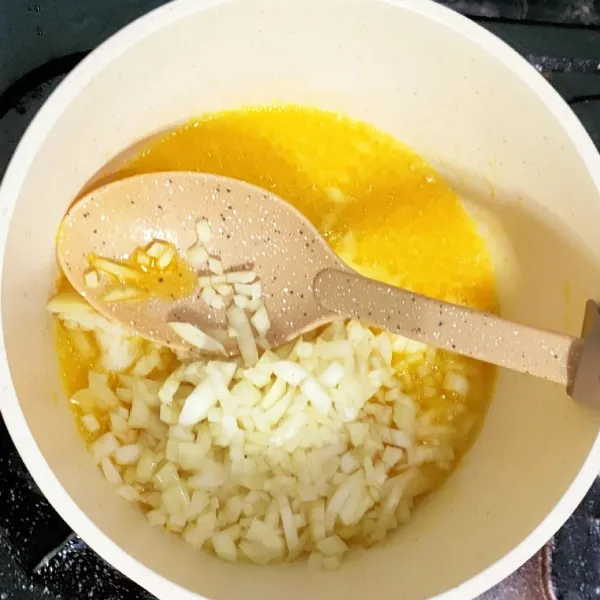Panaskan margarin lalu tumis bawang bombay sampai layu dan harum.