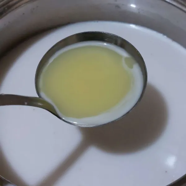 Tambahkan krim kental manis, gula dan vanili, aduk rata.