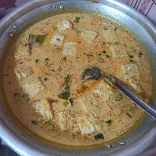 Bumbui dengan garam, gula dan kaldu bubuk masak hingga mendidih dan jangan lupa koreksi rasanya terlebih dahulu.