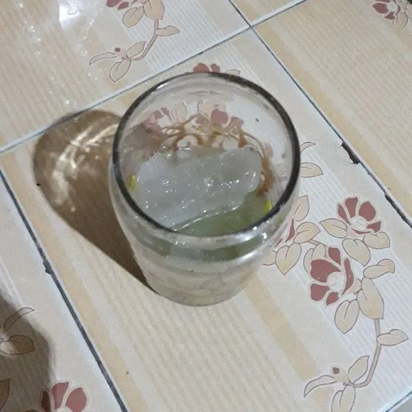 Tambahkan es batu secukupnya.