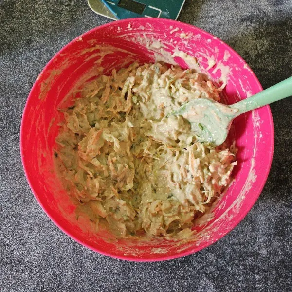Jika sudah mendapatkan konsitensi kental, hentikan penambahan air. Kemudian koreksi rasanya.