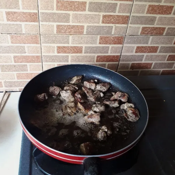 Potong - potong hati dan goreng hingga matang, tiriskan.