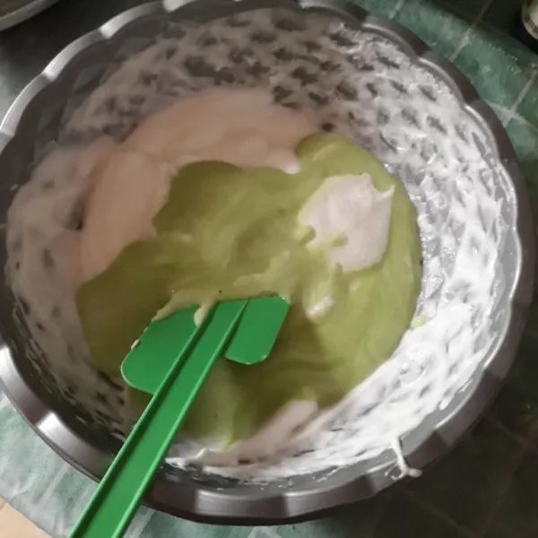 Tuangkan adonan kuning telur ke dalam sisa adonan putih telur. Aduk balik secara perlahan.