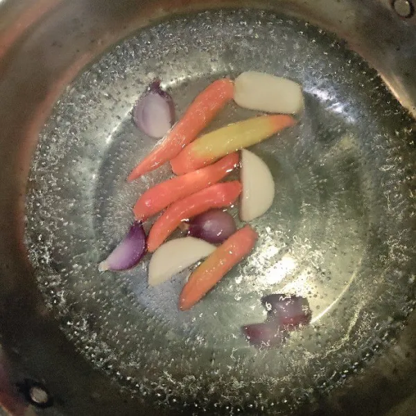 Rebus cabe rawit, bawang merah, dan bawang putih sampai matang. Angkat, tiriskan.