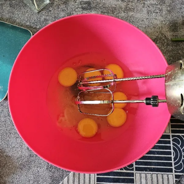 Mixer telur dan gula hingga mengembang dengan speed tinggi.