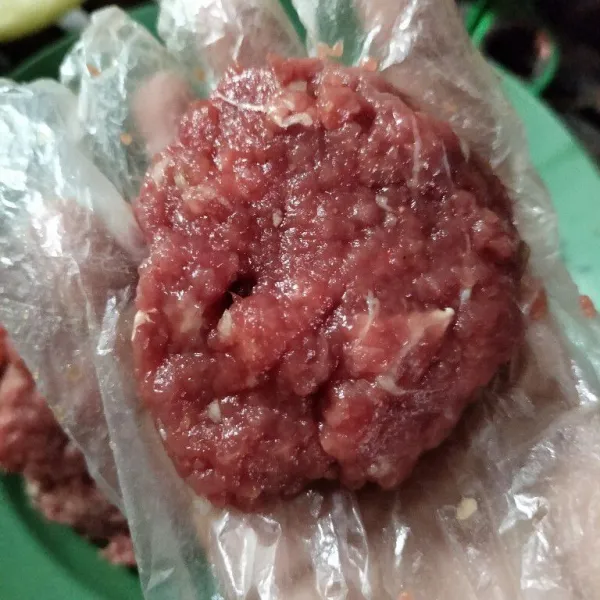 Campur daging giling dan semua bumbu steak, lalu bulatkan.