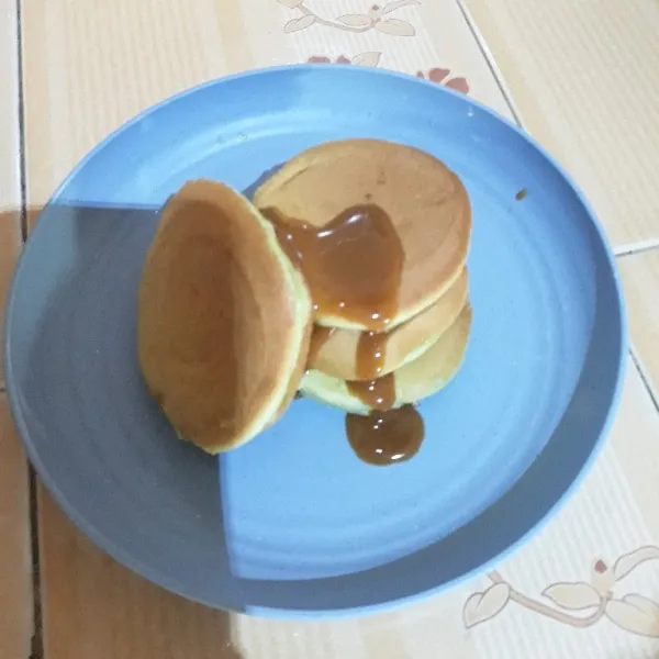 Tuang saus gula merah diatas souffle pancake dan beri boba diatasnya. Sajikan.
