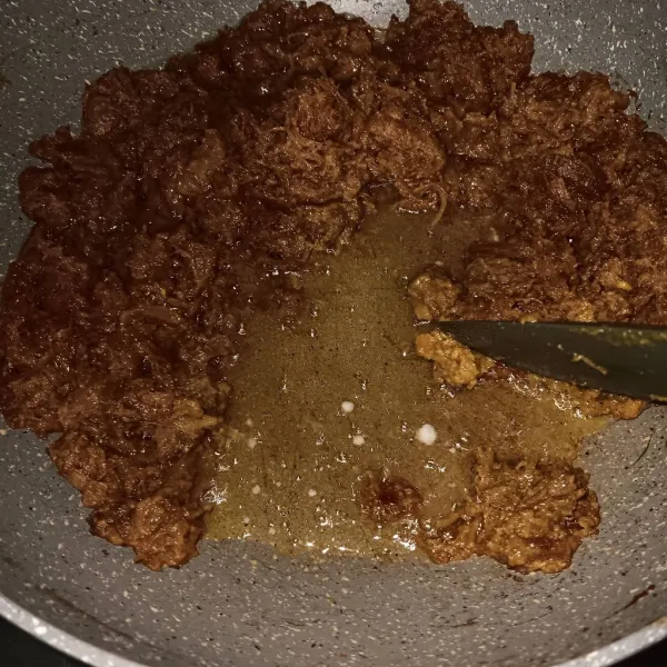 Setelah cairan habis cek rasa. Tambahkan garam dan gula pasir secukupnya. Masak terus sampai cairan benar-benar kering. Kecilkan api, tambahkan minyak goreng, masak sampai daging sedikit lebih kering. Matikan api kompor.