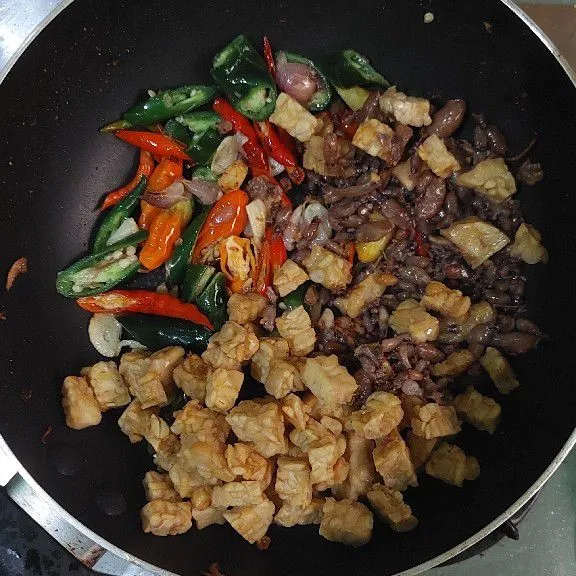 Masukkan cumi dan tempe yang sudah digoreng.