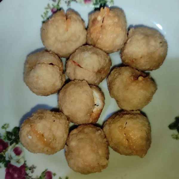Sayat tahu pong. ambil sedikit bagian dalamnya, lalu isi dengan sambal satu per satu sampai habis.