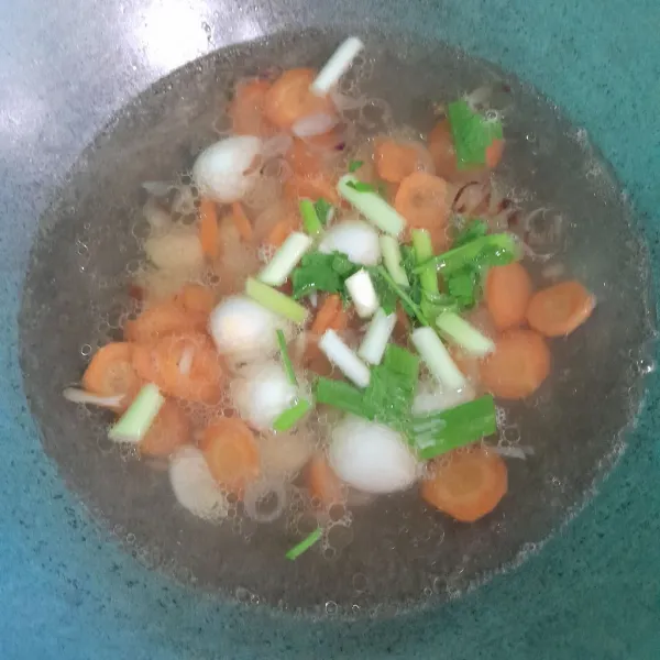 Tambahkan telur puyuh dan daun bawang, aduk rata lalu masak sampai wortel dan kentang empuk, siap disajikan.