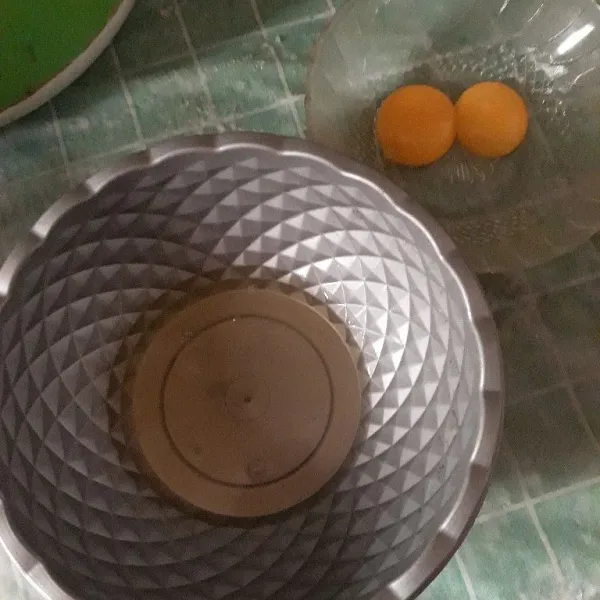 Pisahkan kuning telur dan putih telur.