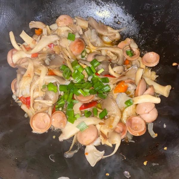 Tambahkan daun bawang, aduk sebentar sampai layu. Angkat lalu sajikan.