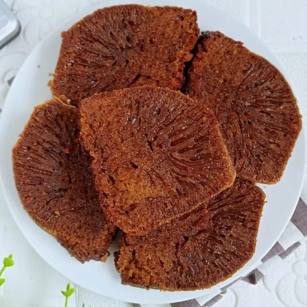 Tunggu bolu caramel dingin lalu keluarkan dari loyang, potong sesuai selera dan sajikan.