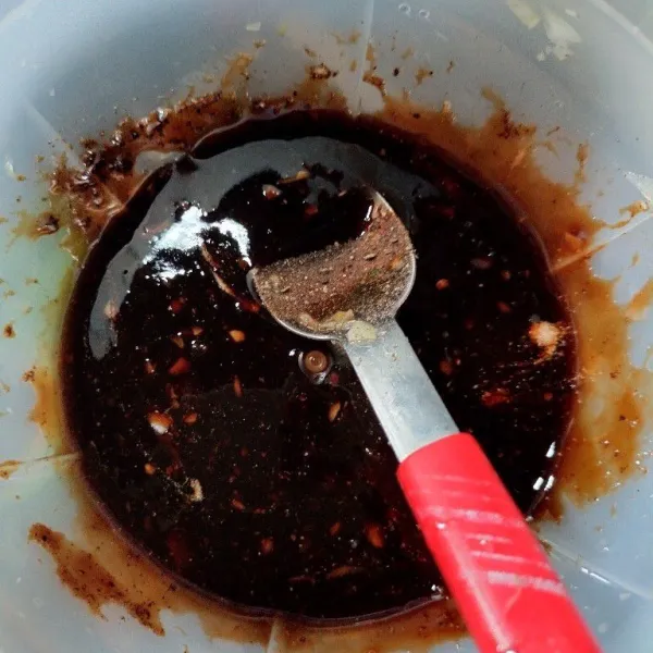 Saus steak, campur semua bahan saus jadi satu.