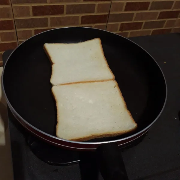 Panggang satu sisi roti tawar hingga kecoklatan. Campurkan semua bahan saus, aduk rata.