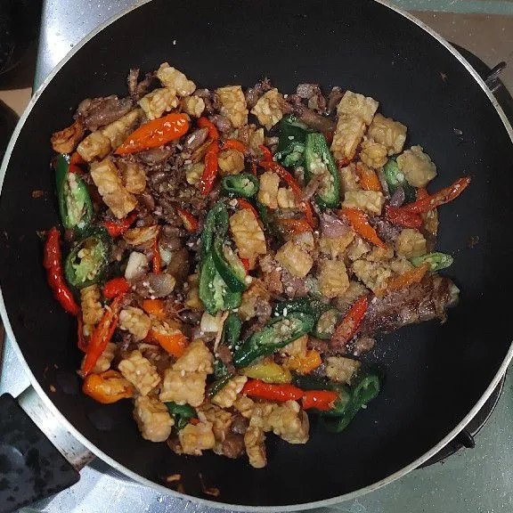 Tambahkan garam, gula dan kaldu jamur, masak hingga matang, koreksi rasa dan sajikan.