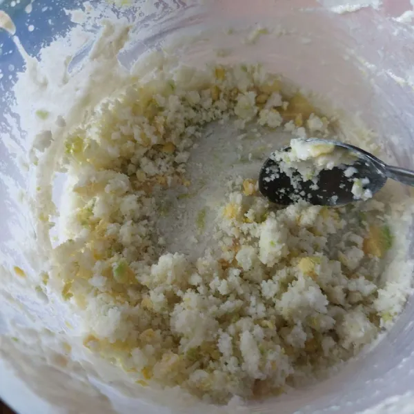 Setelah beku, kerok dengan sendok dan sajikan.