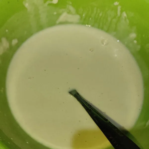 Campurkan tepung terigu, garam, penyedap rasa. Aduk rata, tes rasa.