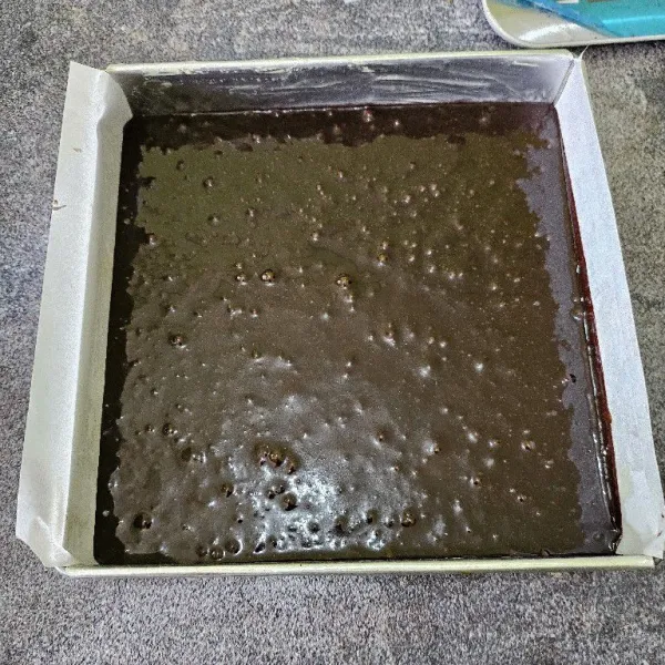 Masukkan adonan brownies ke dalam loyang yang sudah dioles dengan margarin dan dialasi dengan baking paper.