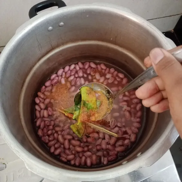 Masukan bumbu, tambahkan lemak sapi.