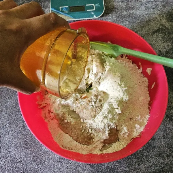 Tambahkan air sedikit demi sedikit sambil diaduk.