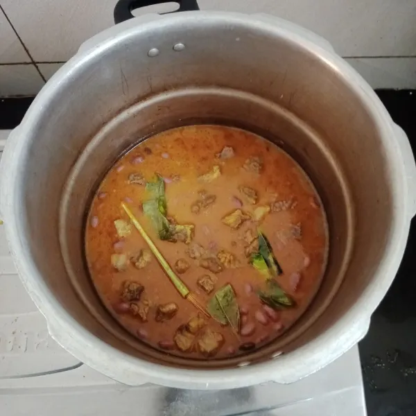 Bumbui dengan kaldu bubuk, penyedap, pala,gula. Test rasa, siap di sajikan.