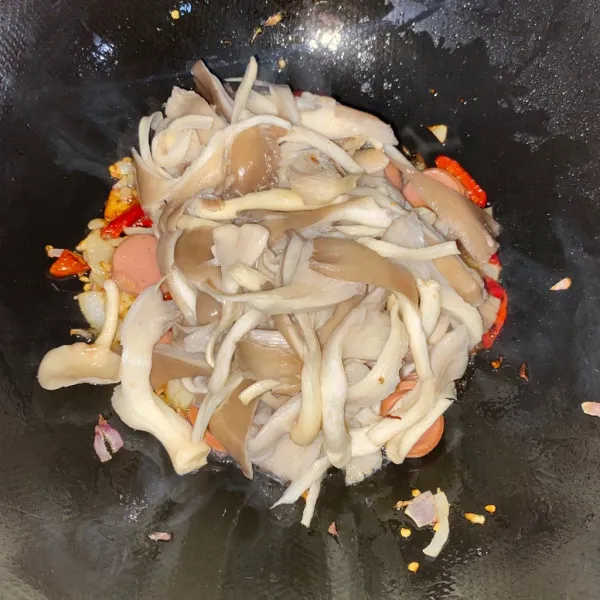 Masukkan jamur tiram, aduk sampai setengah matang.