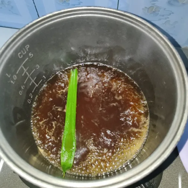 Lalu tambahkan air sedikit, kemudian masak  di api kecil, masak sampai mendidih, lalu masukan kedalam mangkok yang berisi bubur tadi, kemudian sajikan selamat menikmati.