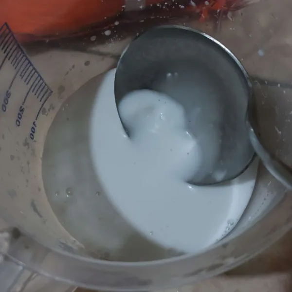 Larutkan tepung pati jagung dengan sedikit santan, lalu tuang ke semua santan.