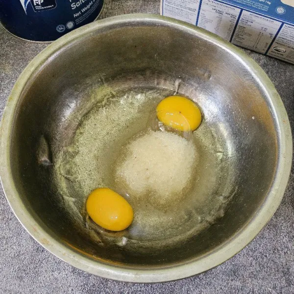 Kocok dengan whisk telur dan gula castor hingga gula larut.