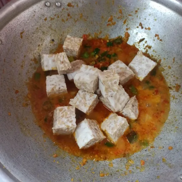 Selanjutnya tambahkan air secukupnya kemudian masukkan tempe semanggit, masak sebentar sampai bumbu meresap.