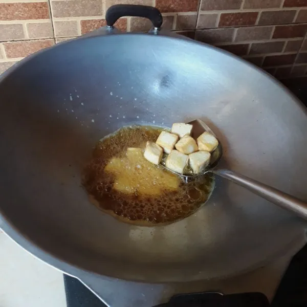 Potong dadu tahu dan goreng hingga matang, tiriskan.