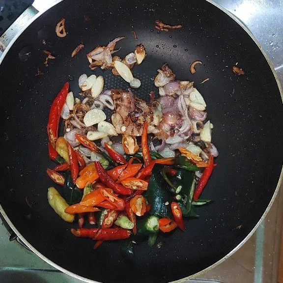 Tumis bawang merah, bawah putih dan lengkuas. kemudian tambahkan cabe.
